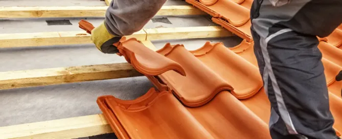 Homme posant des tuiles en brique