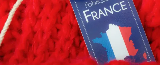 Etiquette "fabriqué en France" sur un pull en laine rouge