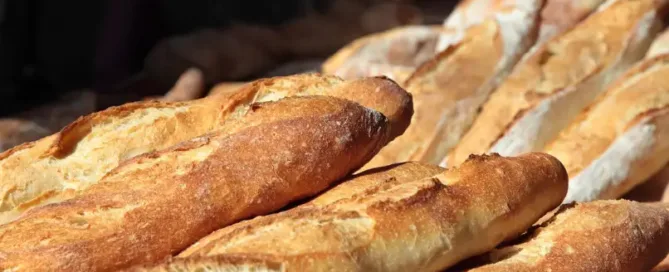 Baguettes de pains sortant du four