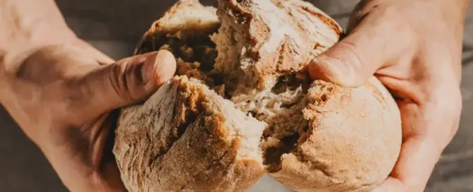 Boulanger rompant un pain